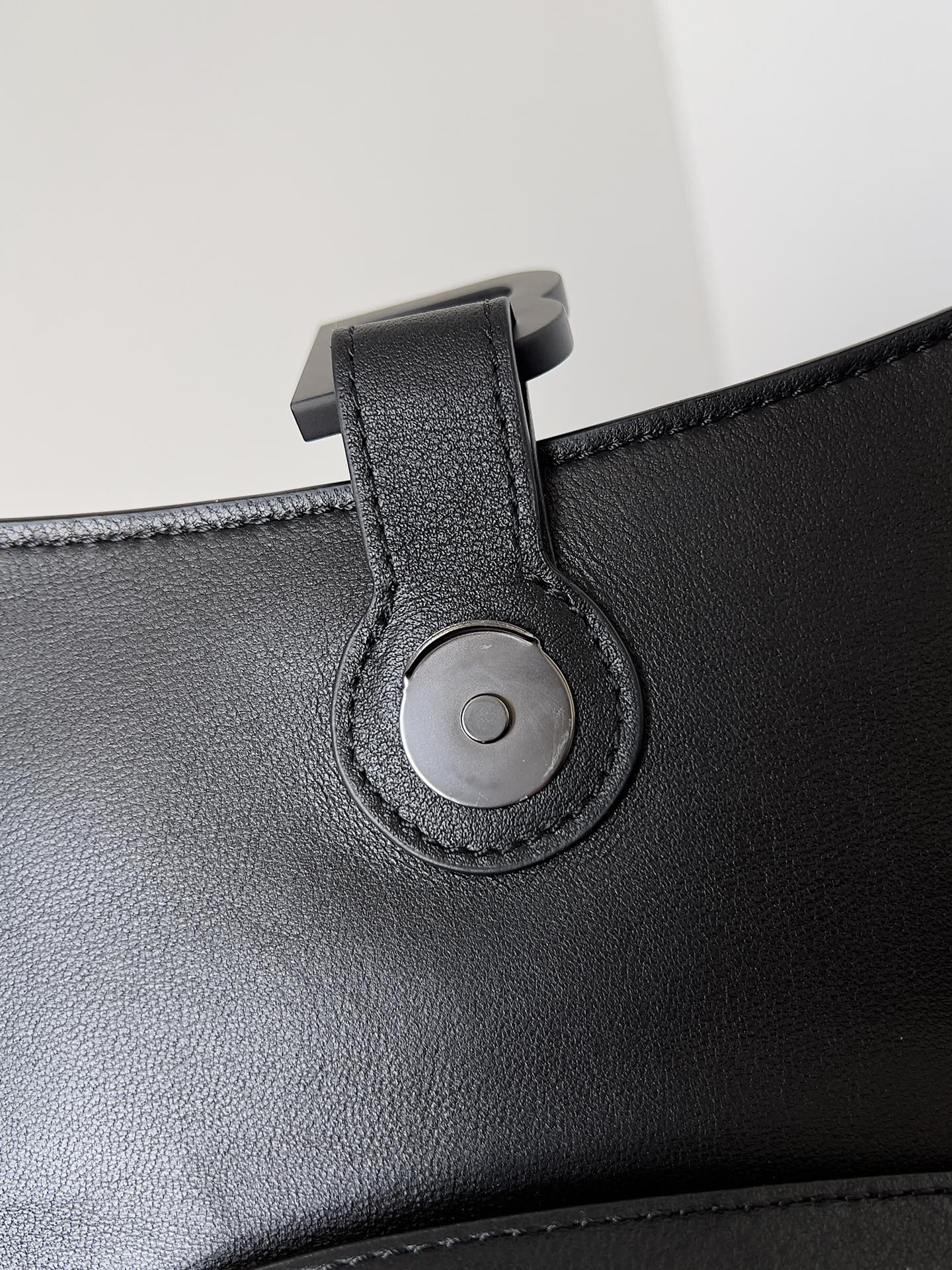 複刻balenciaga巴黎世家 Downtown黑色半亞光柔滑牛皮革小號單肩包