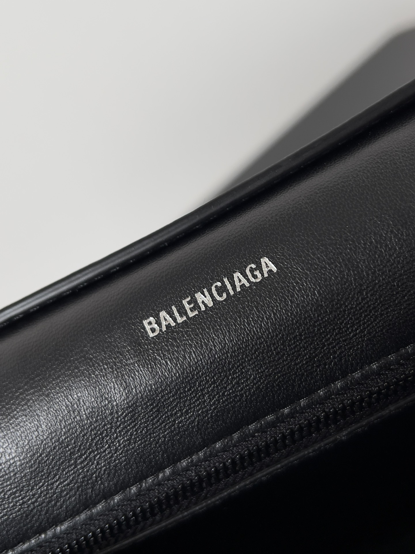 複刻balenciaga巴黎世家 Downtown黑色半亞光柔滑牛皮革中號單肩包