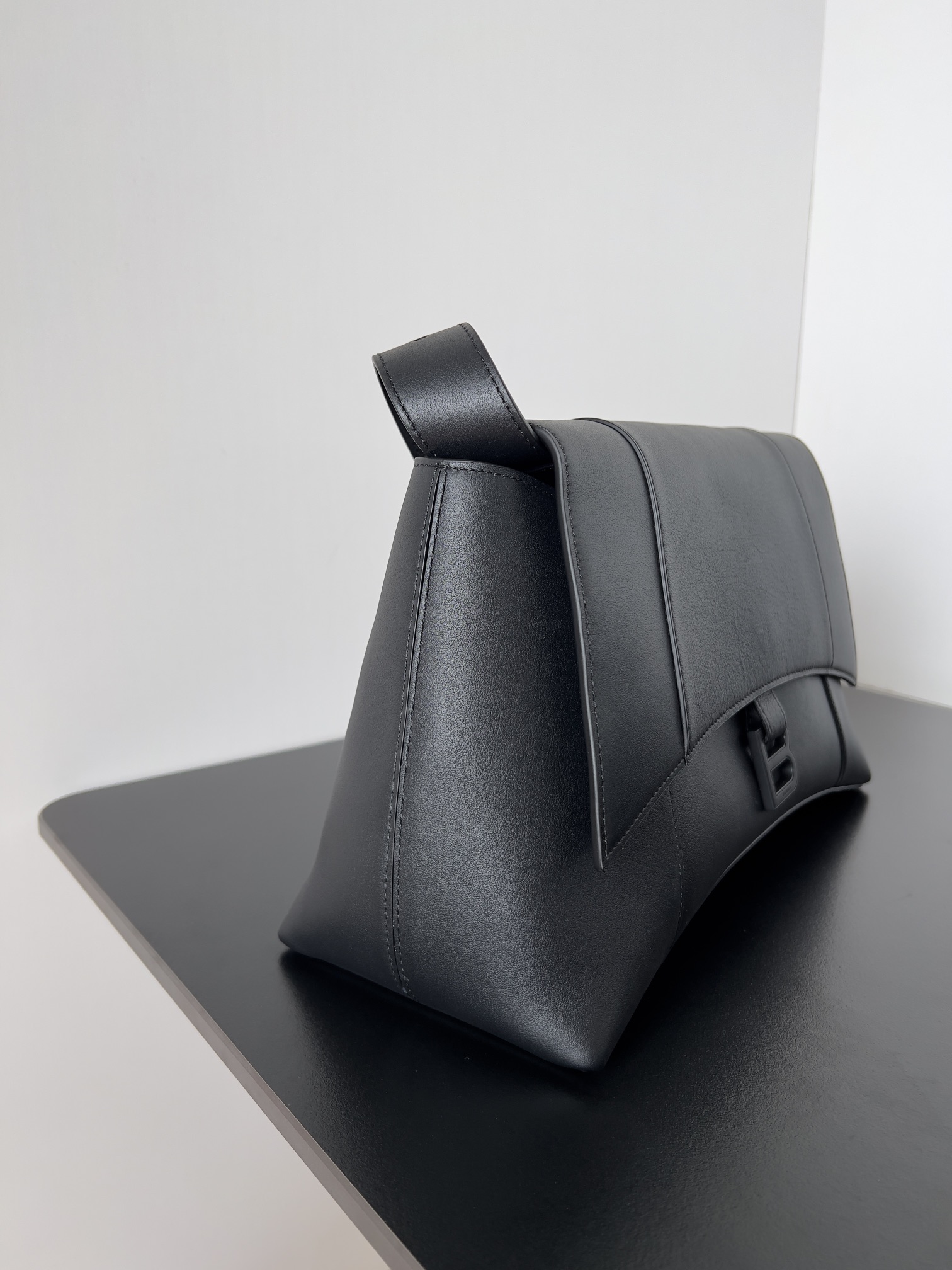 複刻balenciaga巴黎世家 Downtown黑色半亞光柔滑牛皮革中號單肩包