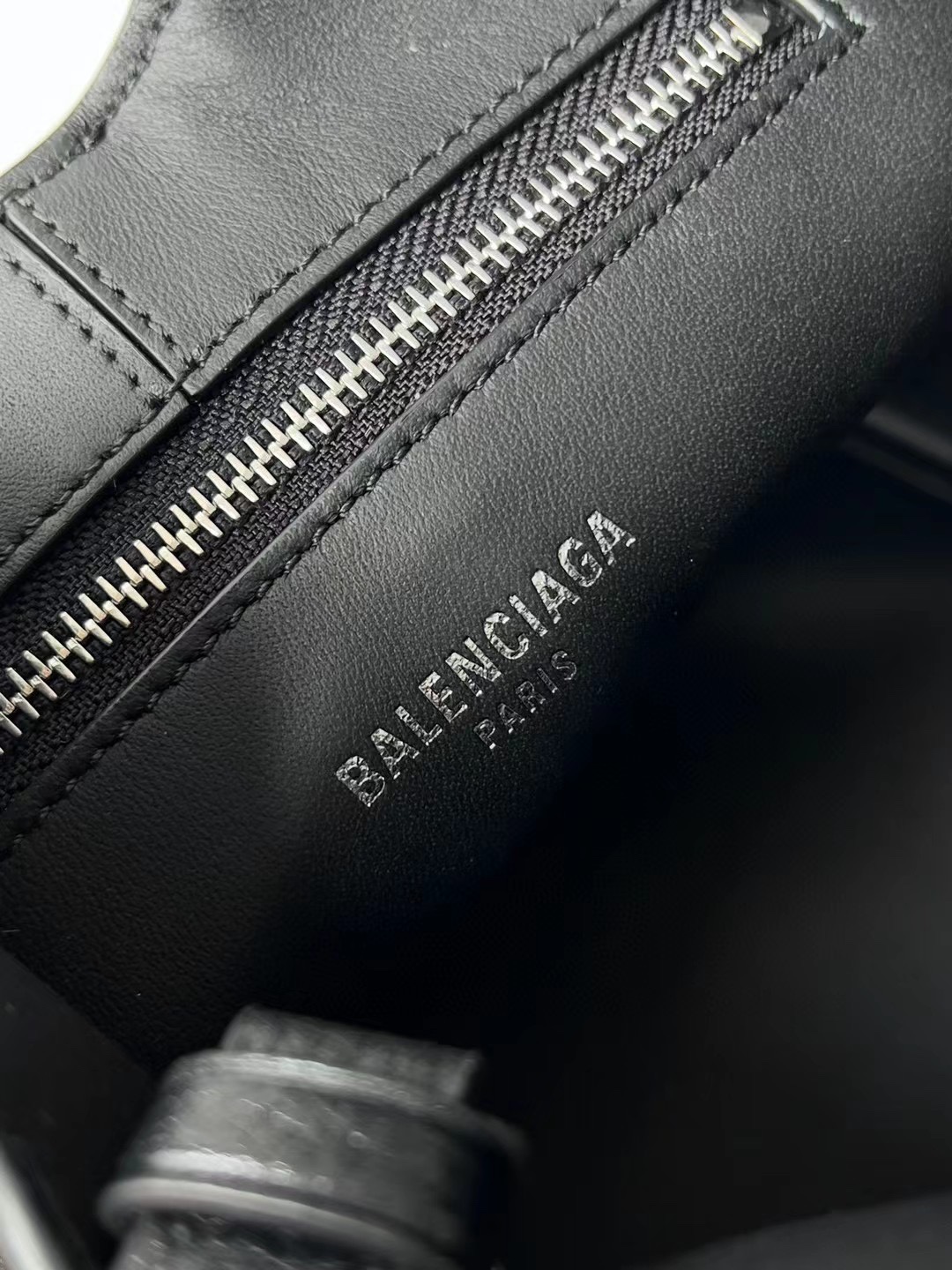 高仿balenciaga巴黎世家 Locker黑色粒面牛皮革小號豎款HOBO手袋