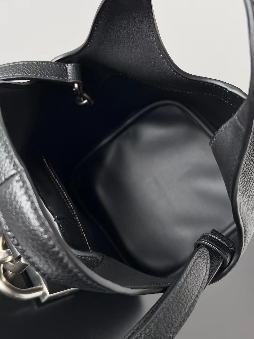 高仿balenciaga巴黎世家 Locker黑色粒面牛皮革小號豎款HOBO手袋