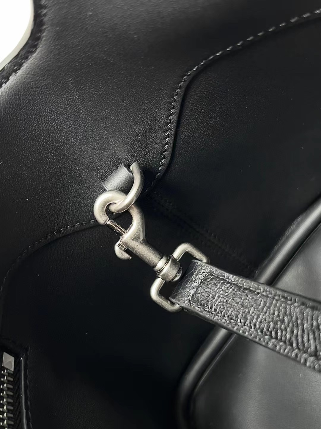 高仿balenciaga巴黎世家 Locker黑色粒面牛皮革小號豎款HOBO手袋