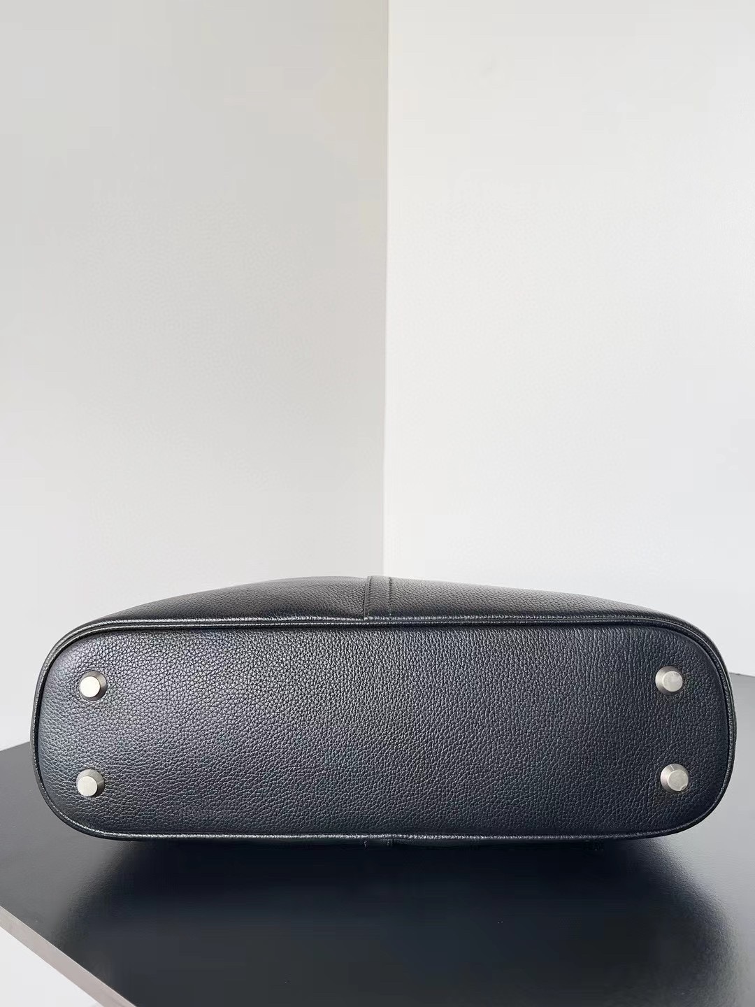 高仿balenciaga巴黎世家 Locker黑色粒面牛皮革中號豎款HOBO手袋