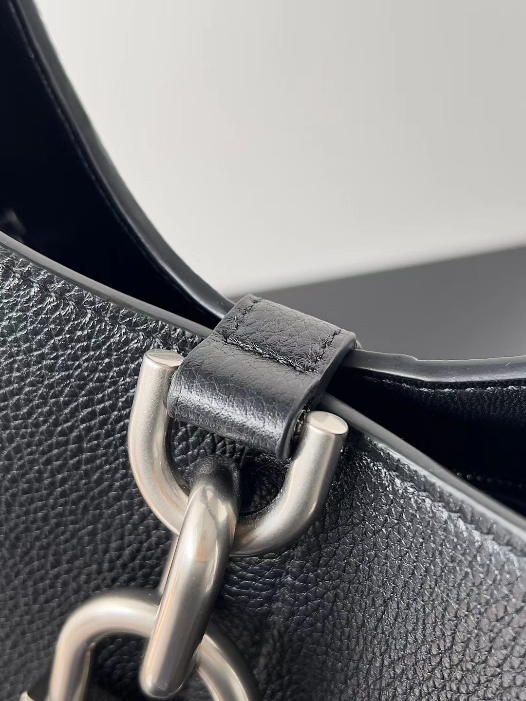 高仿balenciaga巴黎世家 Locker黑色粒面牛皮革中號豎款HOBO手袋