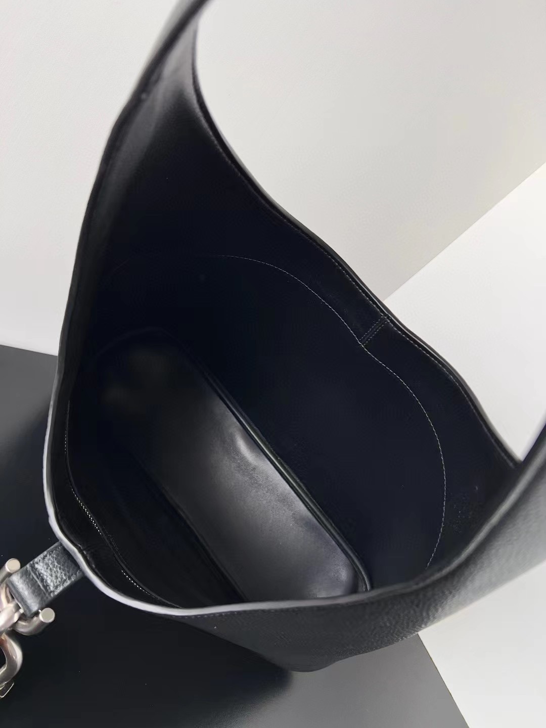 高仿balenciaga巴黎世家 Locker黑色粒面牛皮革中號豎款HOBO手袋