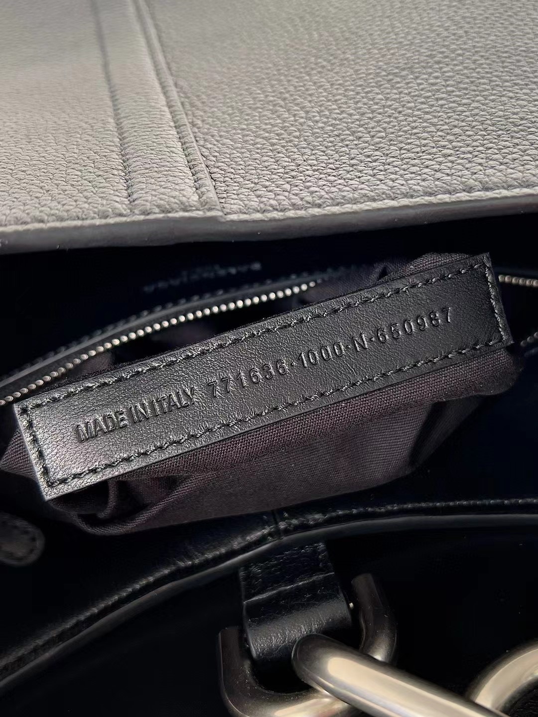 高仿balenciaga巴黎世家 Locker黑色粒面牛皮革中號豎款HOBO手袋