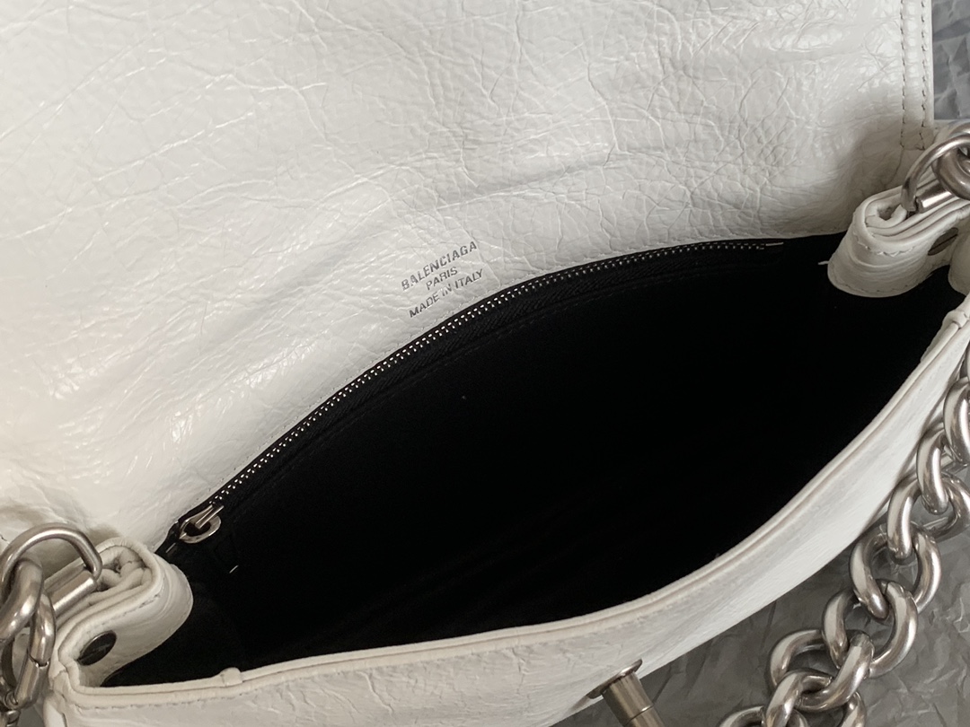 1比1複刻balenciaga巴黎世家 BB Soft牛皮革小號翻蓋包斜挎單肩包 黑色