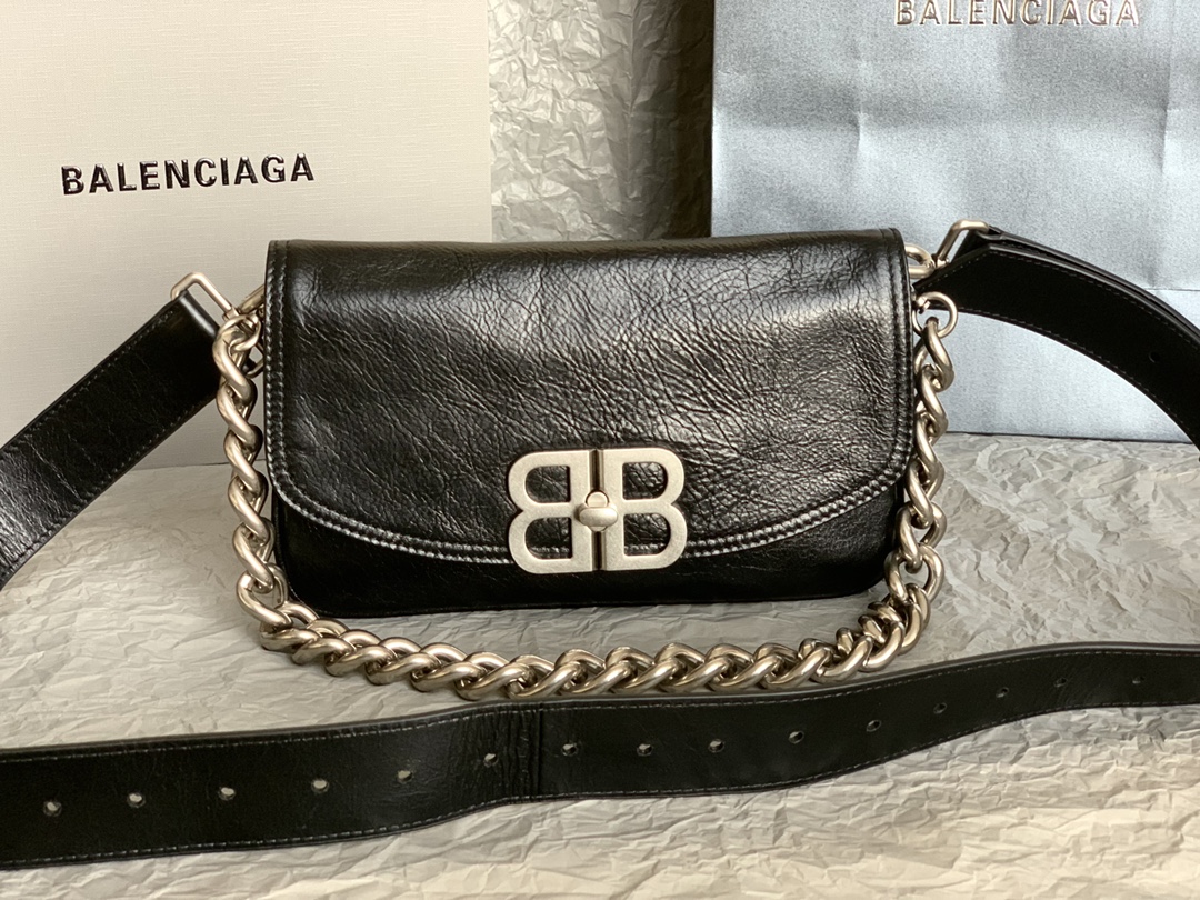 1比1複刻balenciaga巴黎世家 BB Soft牛皮革小號翻蓋包斜挎單肩包 黑色