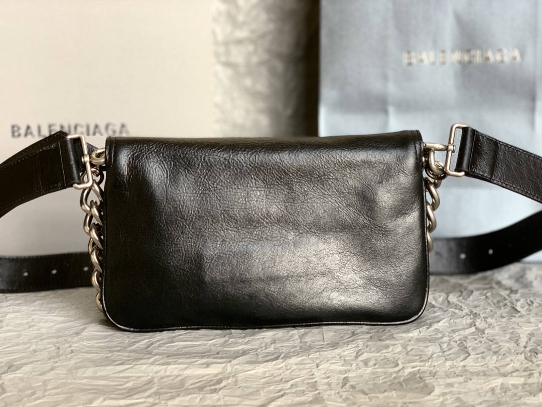 1比1複刻balenciaga巴黎世家 BB Soft牛皮革小號翻蓋包斜挎單肩包 黑色