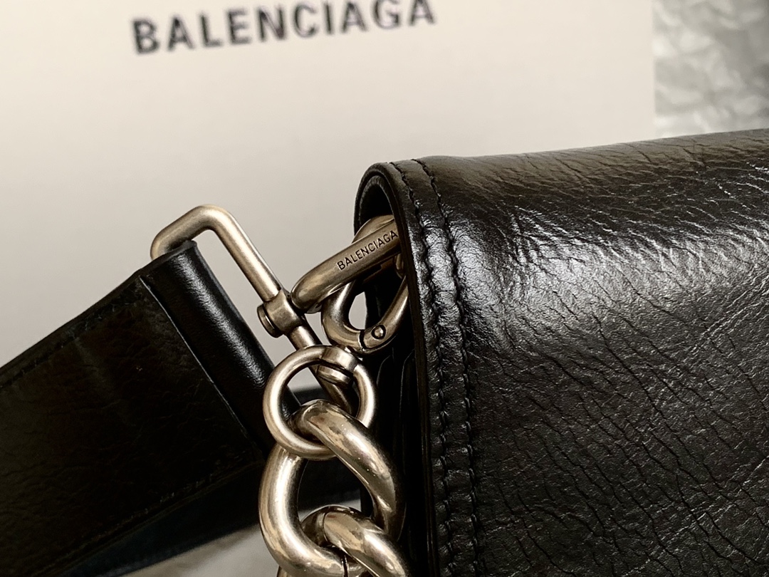 1比1複刻balenciaga巴黎世家 BB Soft牛皮革小號翻蓋包斜挎單肩包 黑色