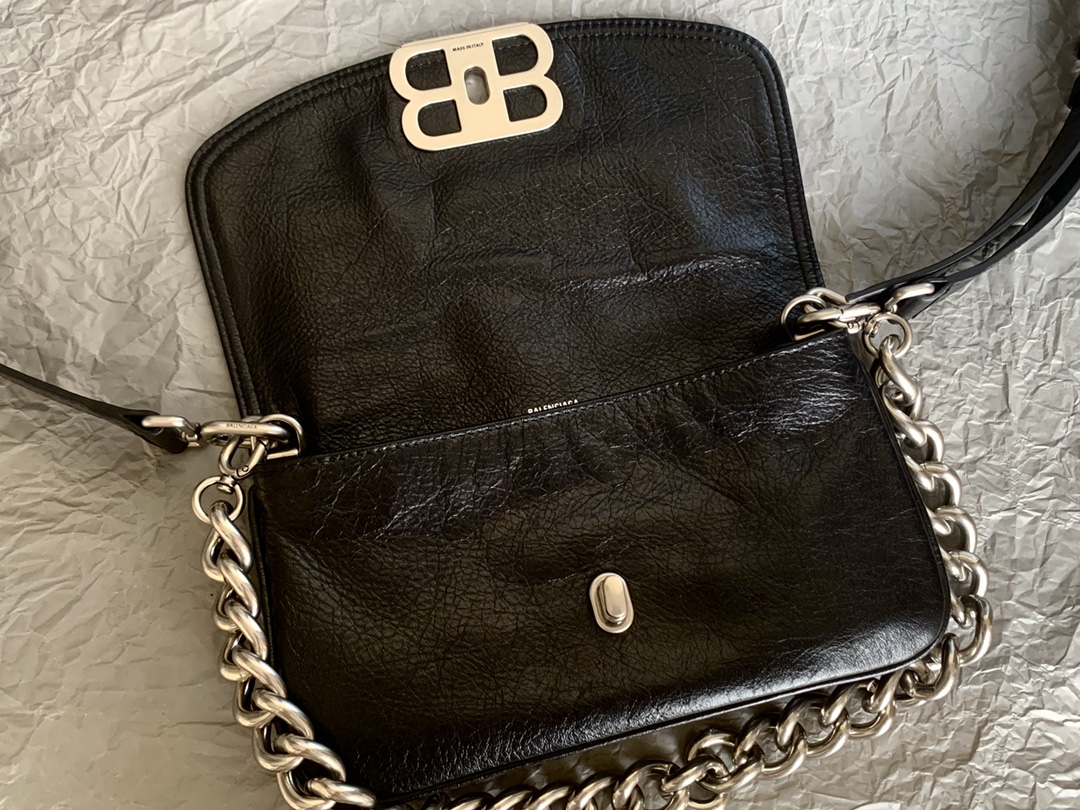 1比1複刻balenciaga巴黎世家 BB Soft牛皮革小號翻蓋包斜挎單肩包 黑色