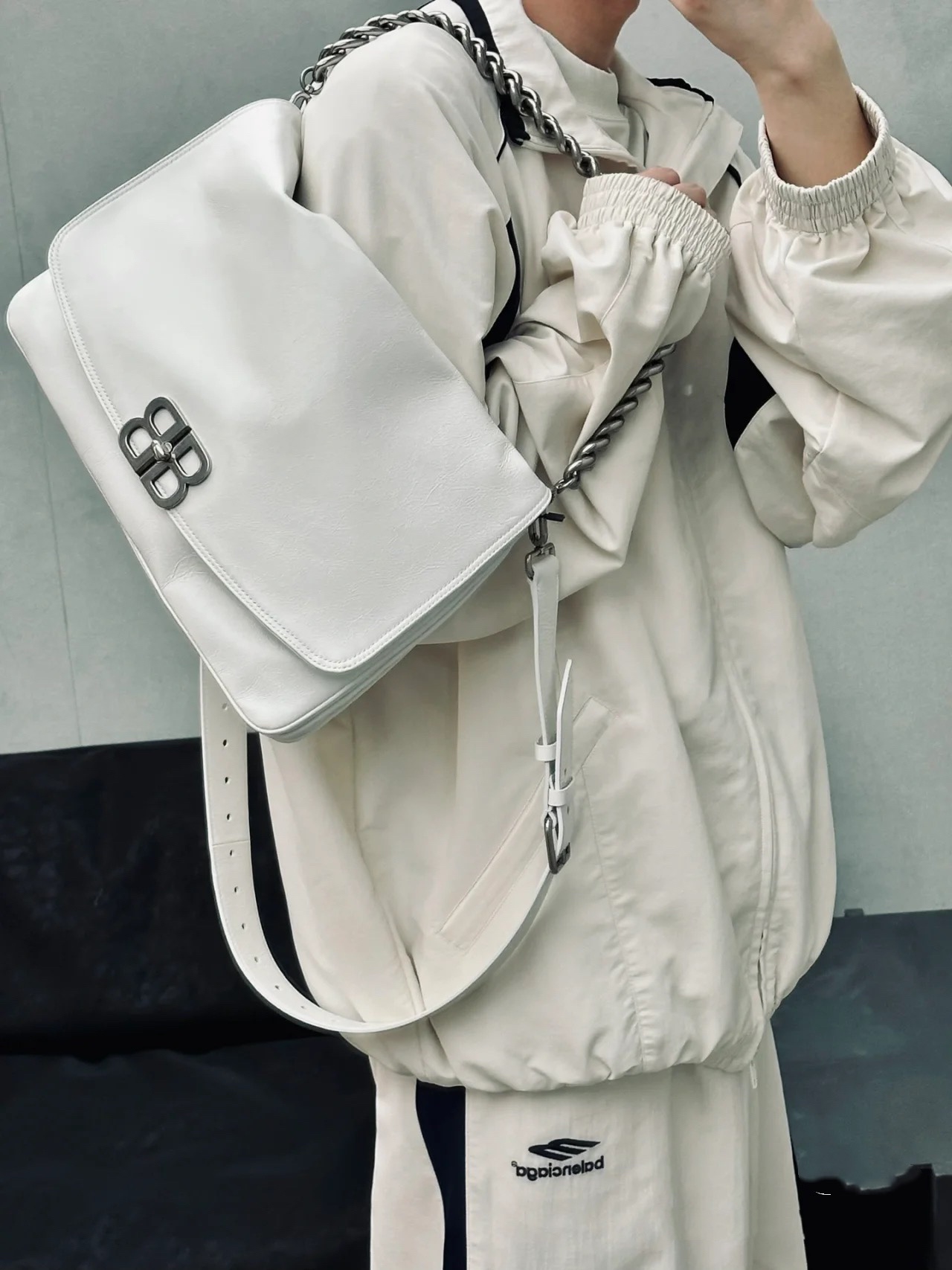 一比一高仿balenciaga巴黎世家 BB Soft牛皮革大號翻蓋包斜挎單肩包 黑色