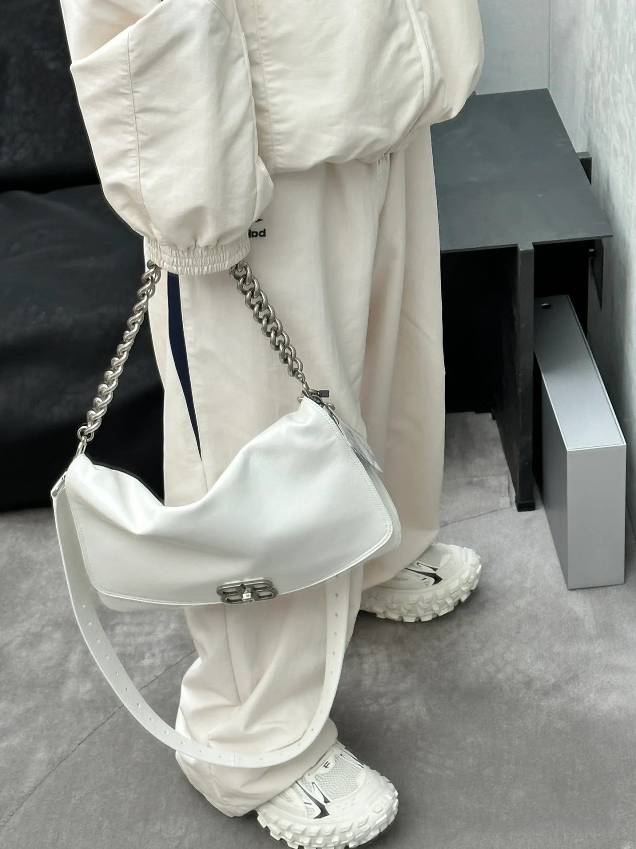 一比一高仿balenciaga巴黎世家 BB Soft牛皮革大號翻蓋包斜挎單肩包 黑色