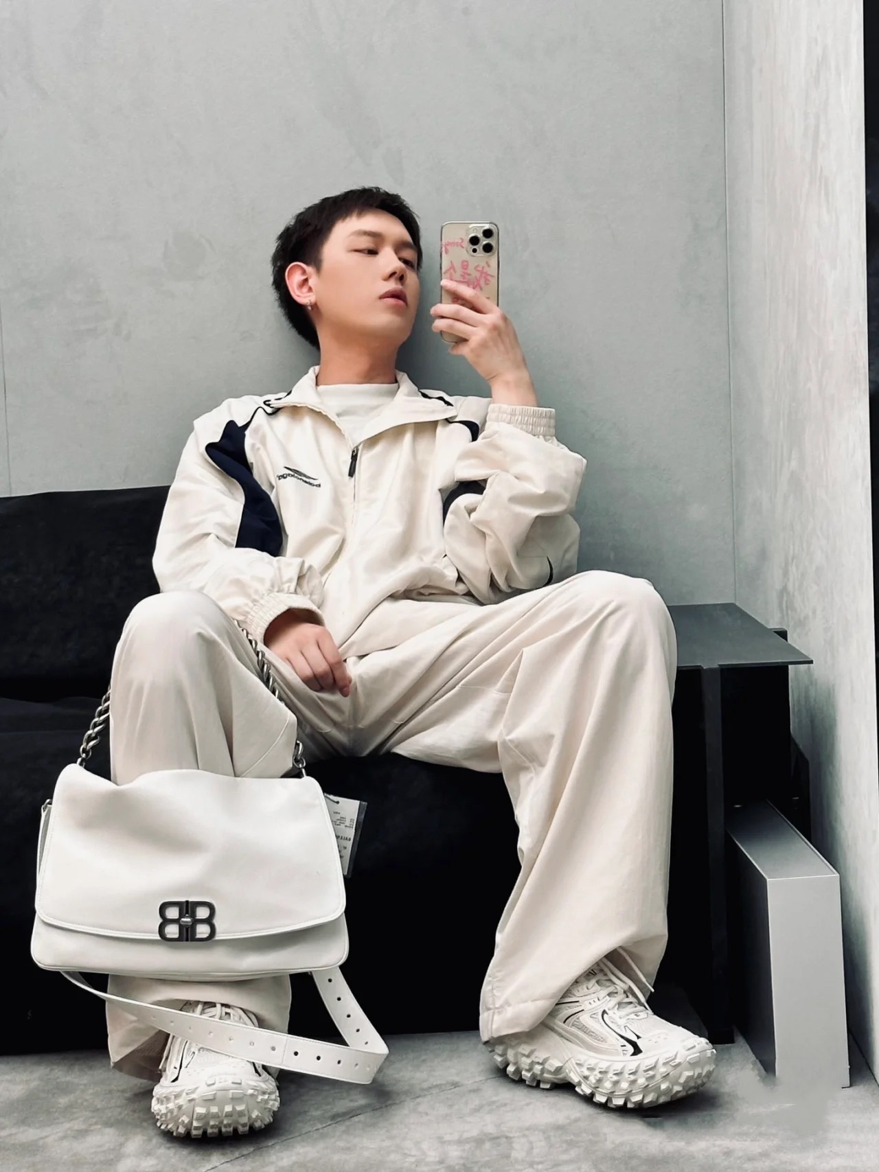 一比一高仿balenciaga巴黎世家 BB Soft牛皮革大號翻蓋包斜挎單肩包 黑色