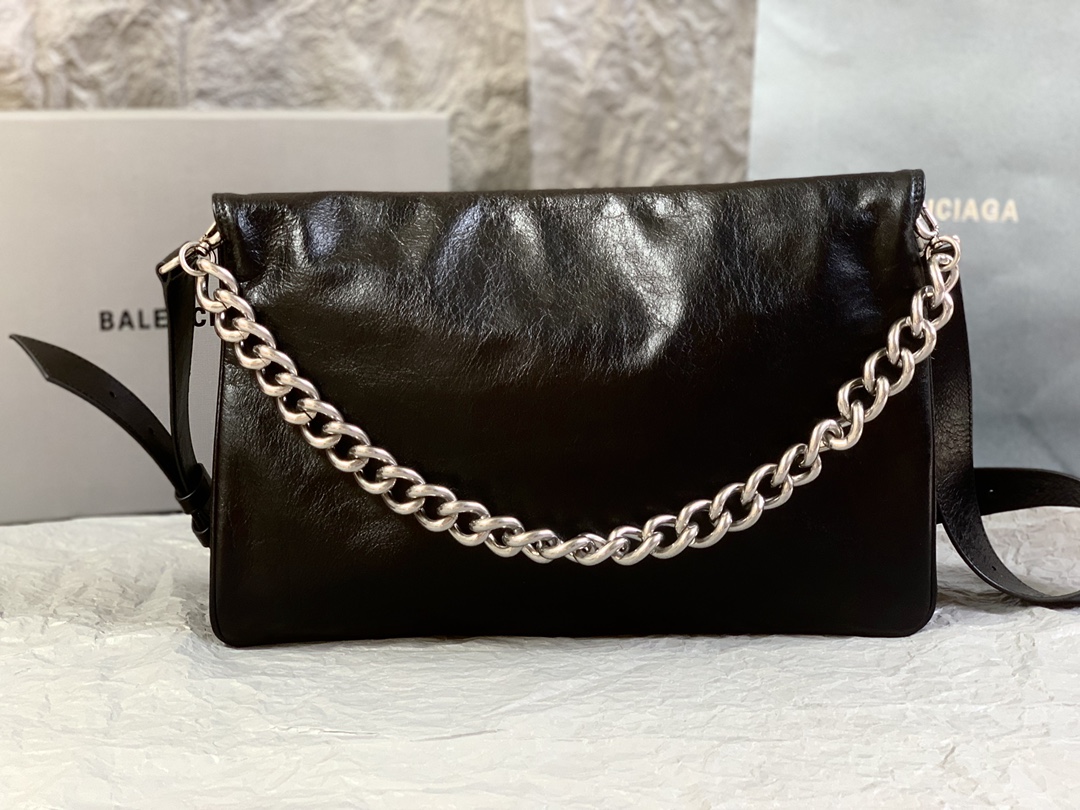 一比一高仿balenciaga巴黎世家 BB Soft牛皮革大號翻蓋包斜挎單肩包 黑色