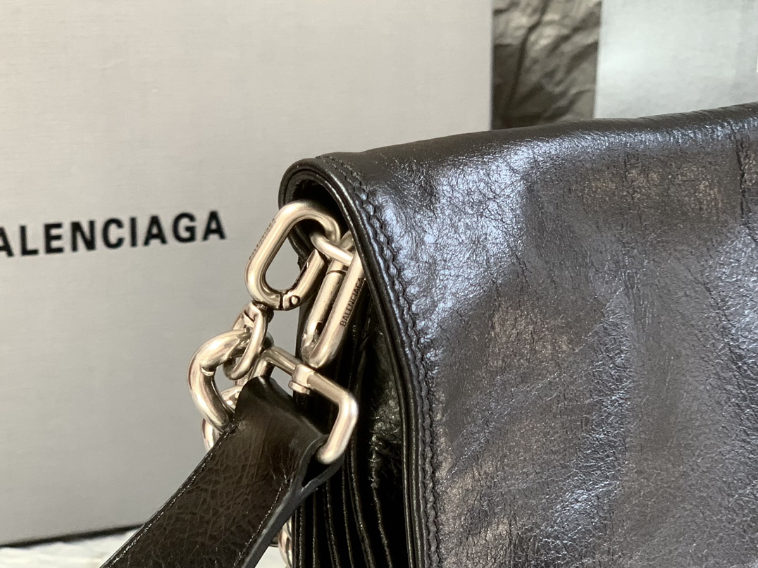 一比一高仿balenciaga巴黎世家 BB Soft牛皮革大號翻蓋包斜挎單肩包 黑色