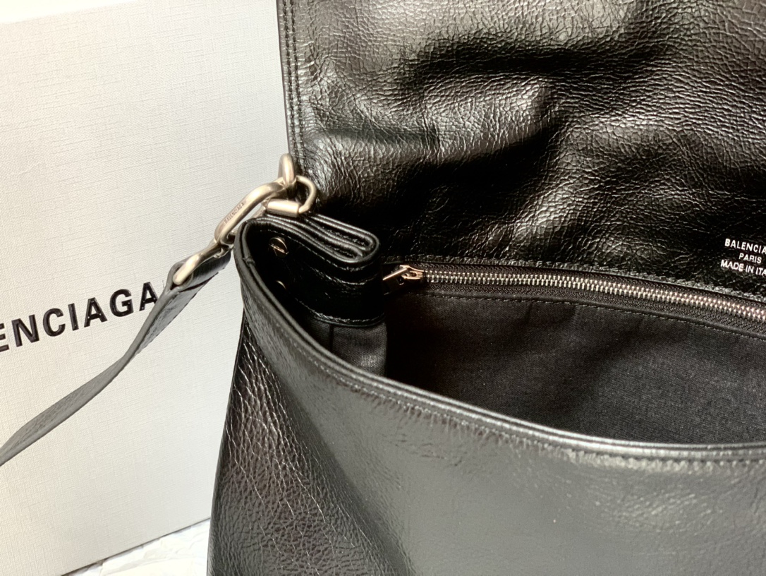 一比一高仿balenciaga巴黎世家 BB Soft牛皮革大號翻蓋包斜挎單肩包 黑色