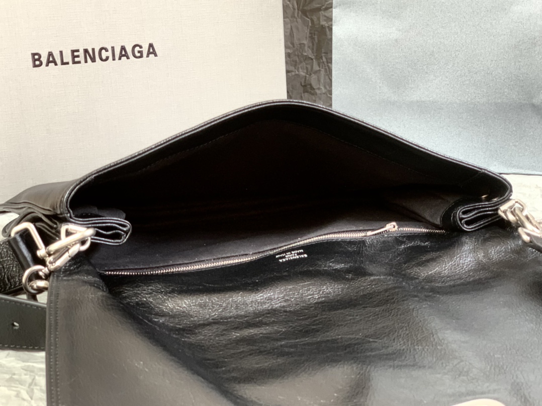 一比一高仿balenciaga巴黎世家 BB Soft牛皮革大號翻蓋包斜挎單肩包 黑色