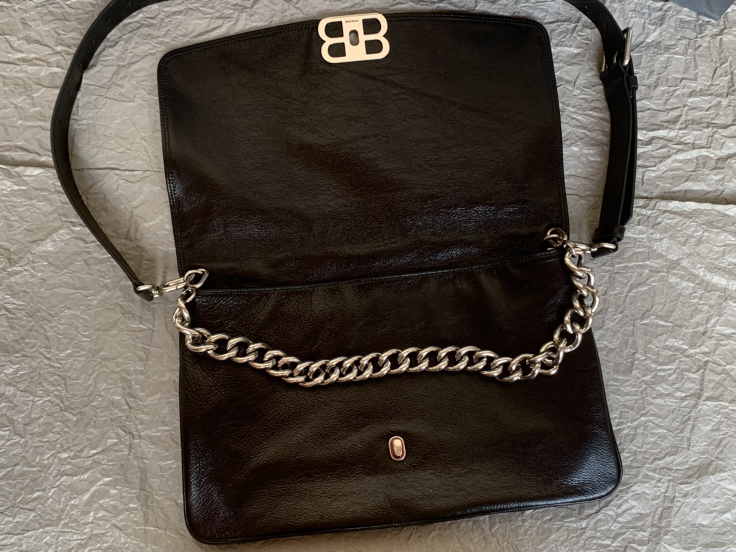 一比一高仿balenciaga巴黎世家 BB Soft牛皮革大號翻蓋包斜挎單肩包 黑色