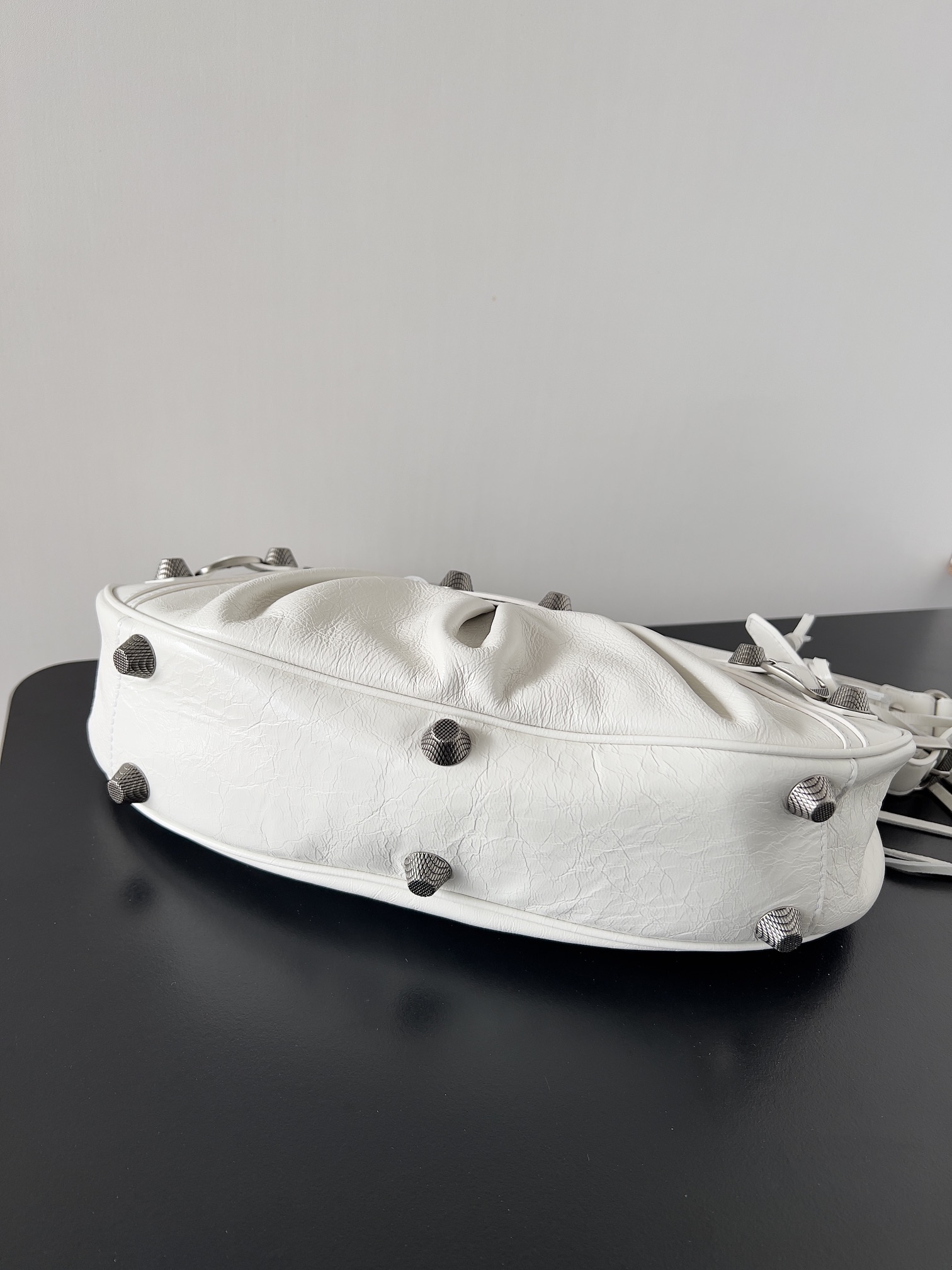 専櫃複刻balenciaga巴黎世家 Le Cagole小號白色細紋羊皮革單肩包