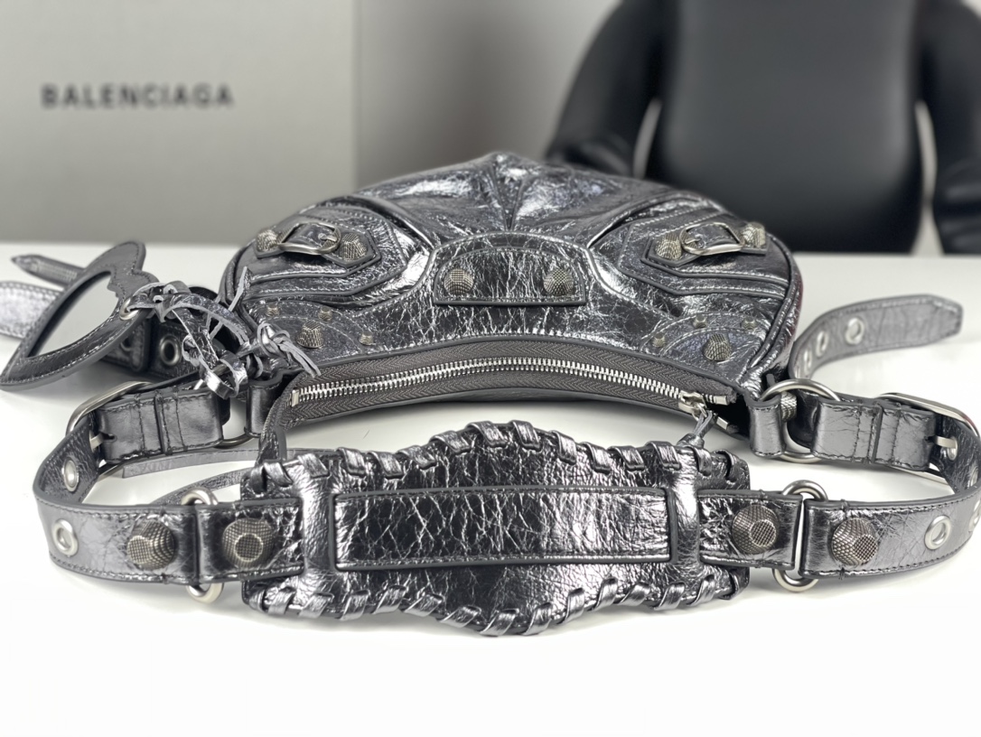 高仿balenciaga巴黎世家 Le Cagole加小號銀色金屬光澤細紋羊皮革單肩包