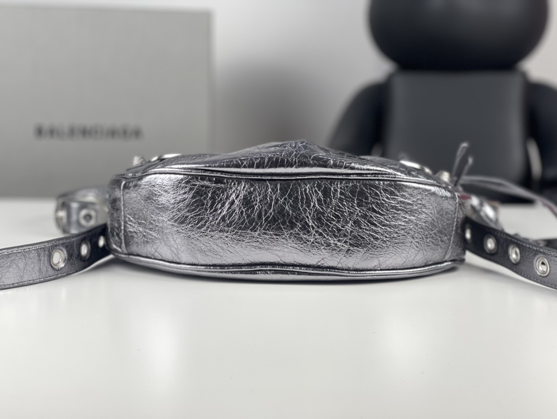 高仿balenciaga巴黎世家 Le Cagole加小號銀色金屬光澤細紋羊皮革單肩包