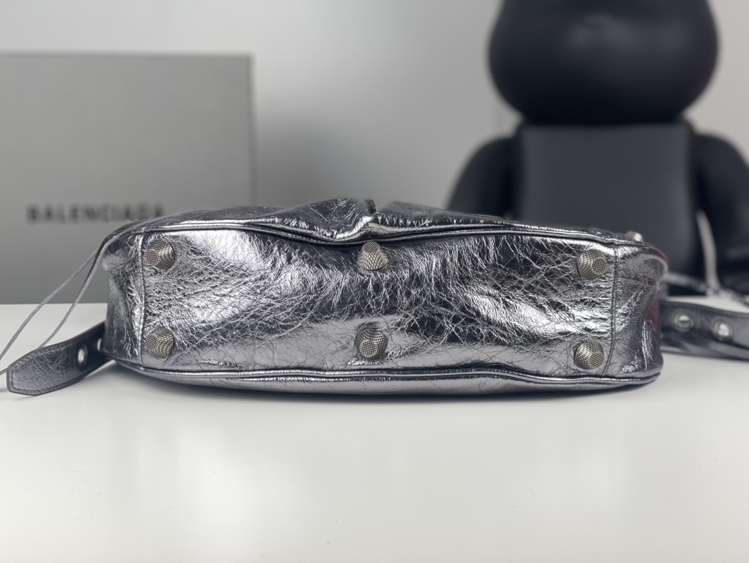 高仿balenciaga巴黎世家 Le Cagole小號銀色金屬光澤細紋羊皮革單肩包