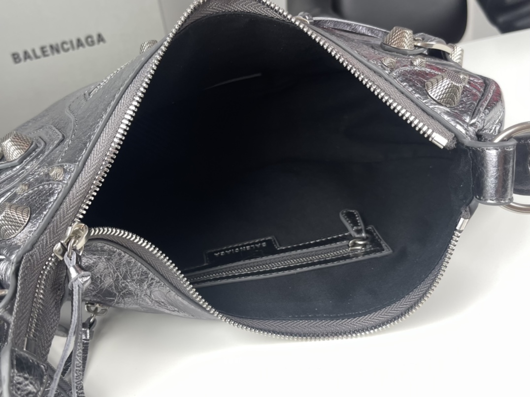 高仿balenciaga巴黎世家 Le Cagole小號銀色金屬光澤細紋羊皮革單肩包