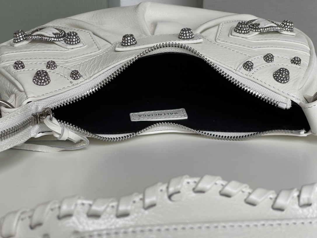 高仿BALENCIAGA巴黎世家 LE CAGOLE 加小號油蠟皮白色鑲萊茵石單肩包