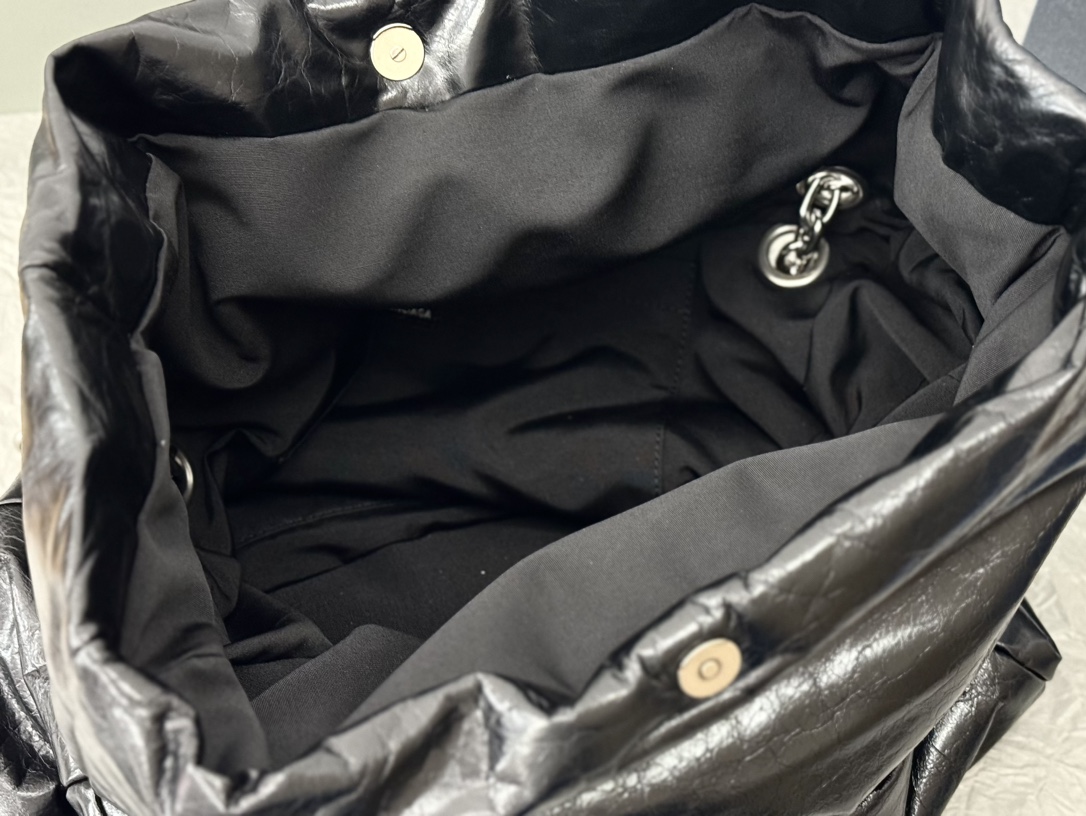 高仿BALENCIAGA巴黎世家 Monaco細紋牛皮革鏈帶包 大號油蠟黑銀