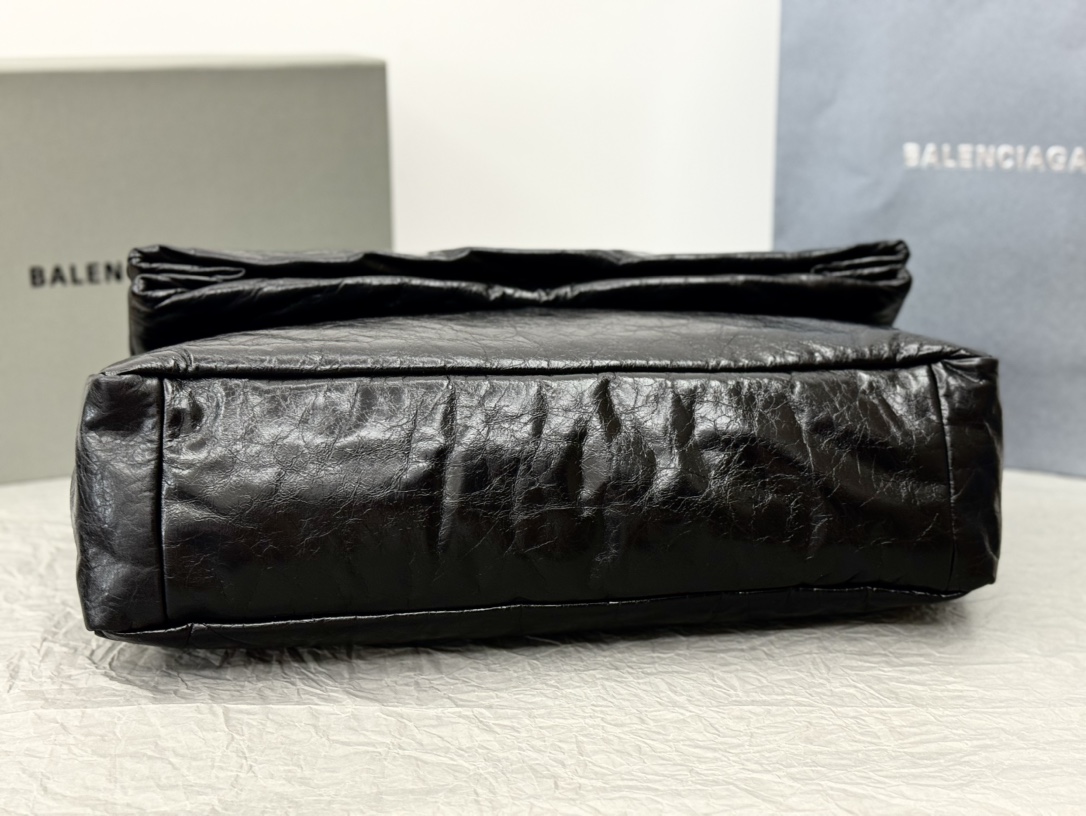 高仿BALENCIAGA巴黎世家 Monaco細紋牛皮革鏈帶包 大號油蠟黑銀