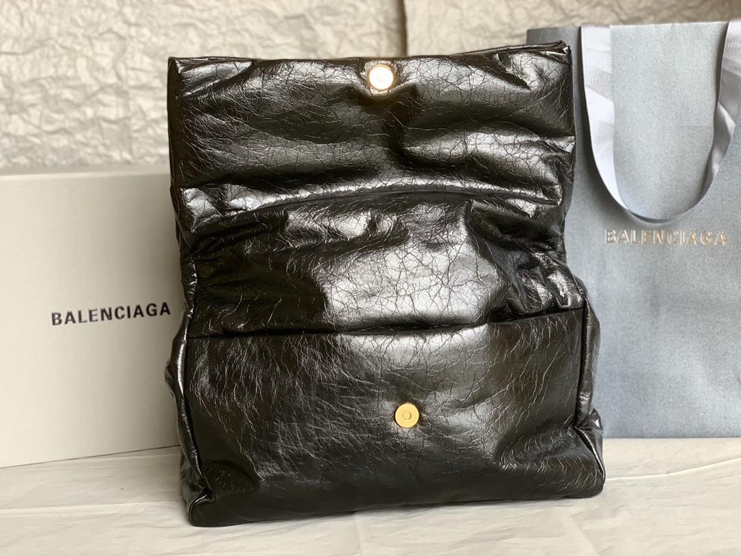高仿BALENCIAGA巴黎世家 Monaco細紋牛皮革鏈帶包 中號油蠟黑金