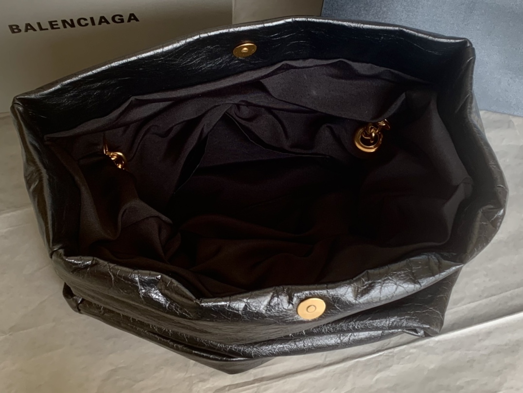 高仿BALENCIAGA巴黎世家 Monaco細紋牛皮革鏈帶包 中號油蠟黑金