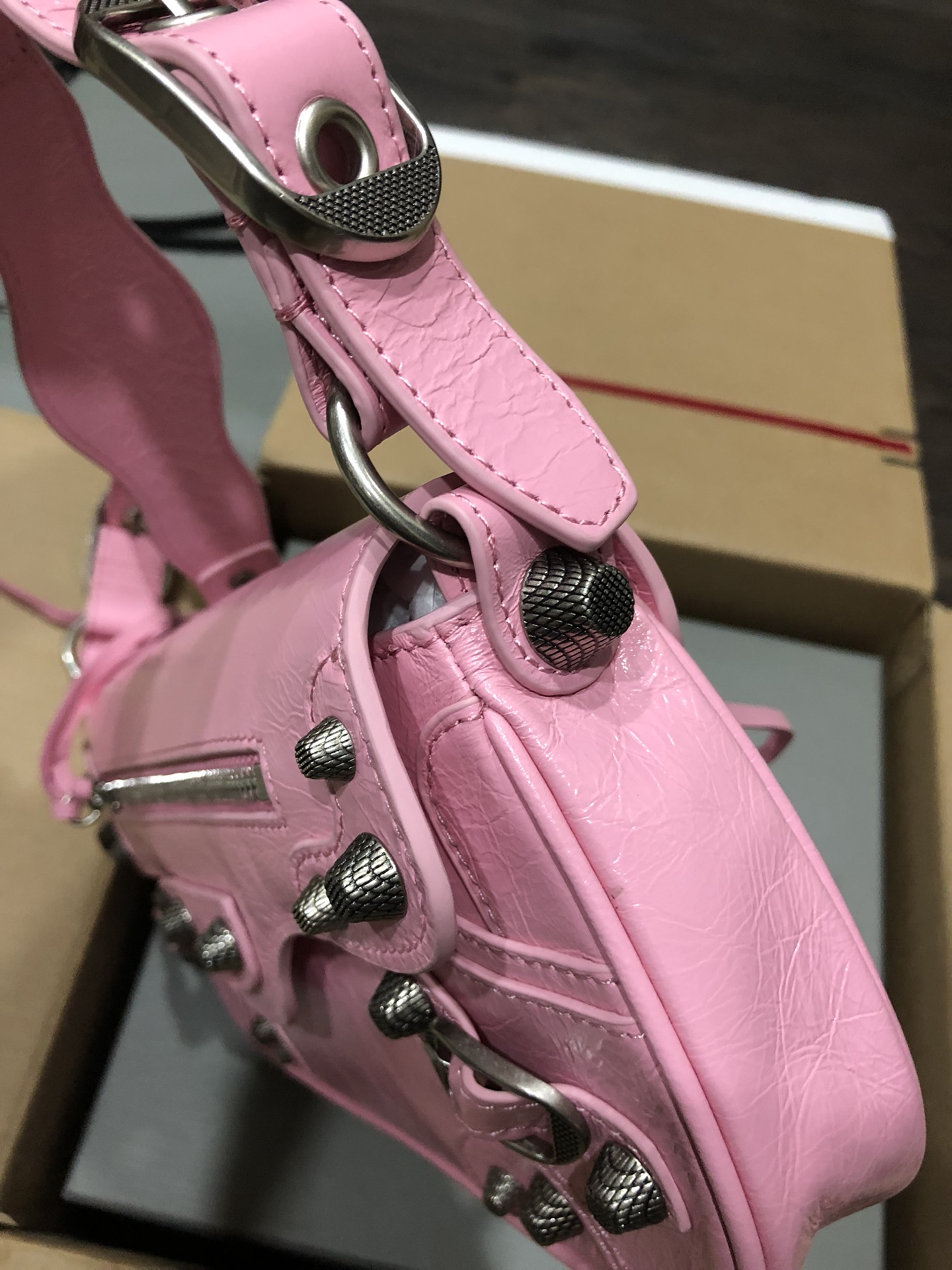 専櫃複刻BALENCIAGA巴黎世家 Le Cagole粉色細紋牛皮革大號單肩包