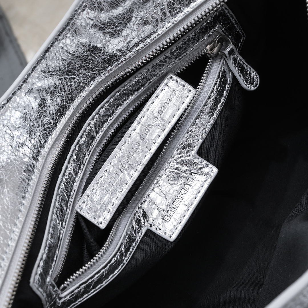 複刻高仿BALENCIAGA巴黎世家 Neo Cagole 細紋牛皮革手提包 中號銀色