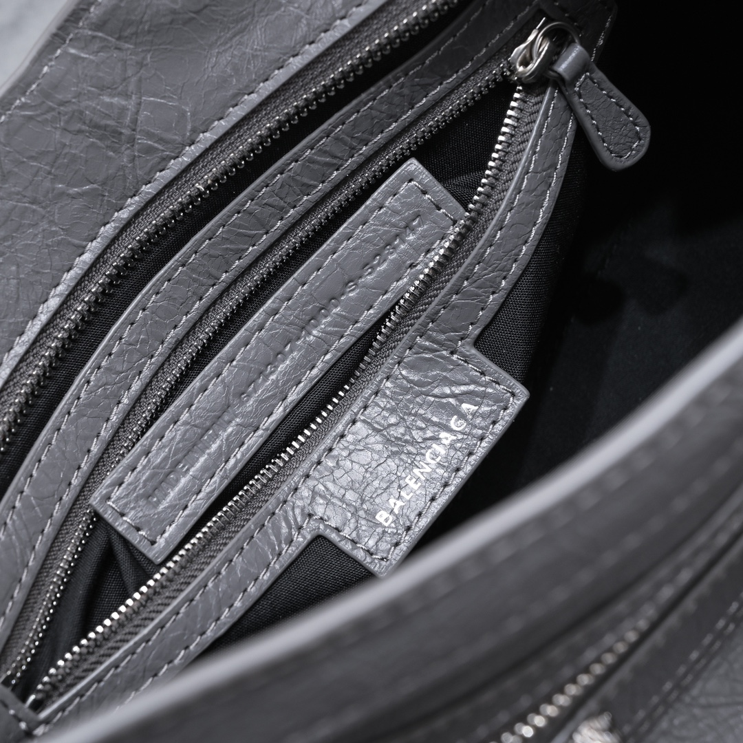 複刻高仿BALENCIAGA巴黎世家 Neo Cagole 細紋牛皮革手提包 中號灰色