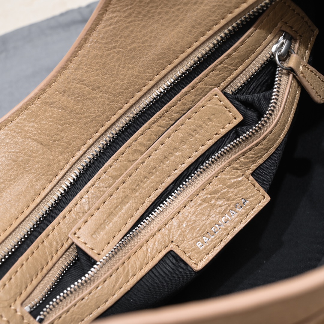 複刻高仿BALENCIAGA巴黎世家 Neo Cagole 細紋牛皮革手提包 中號棕色