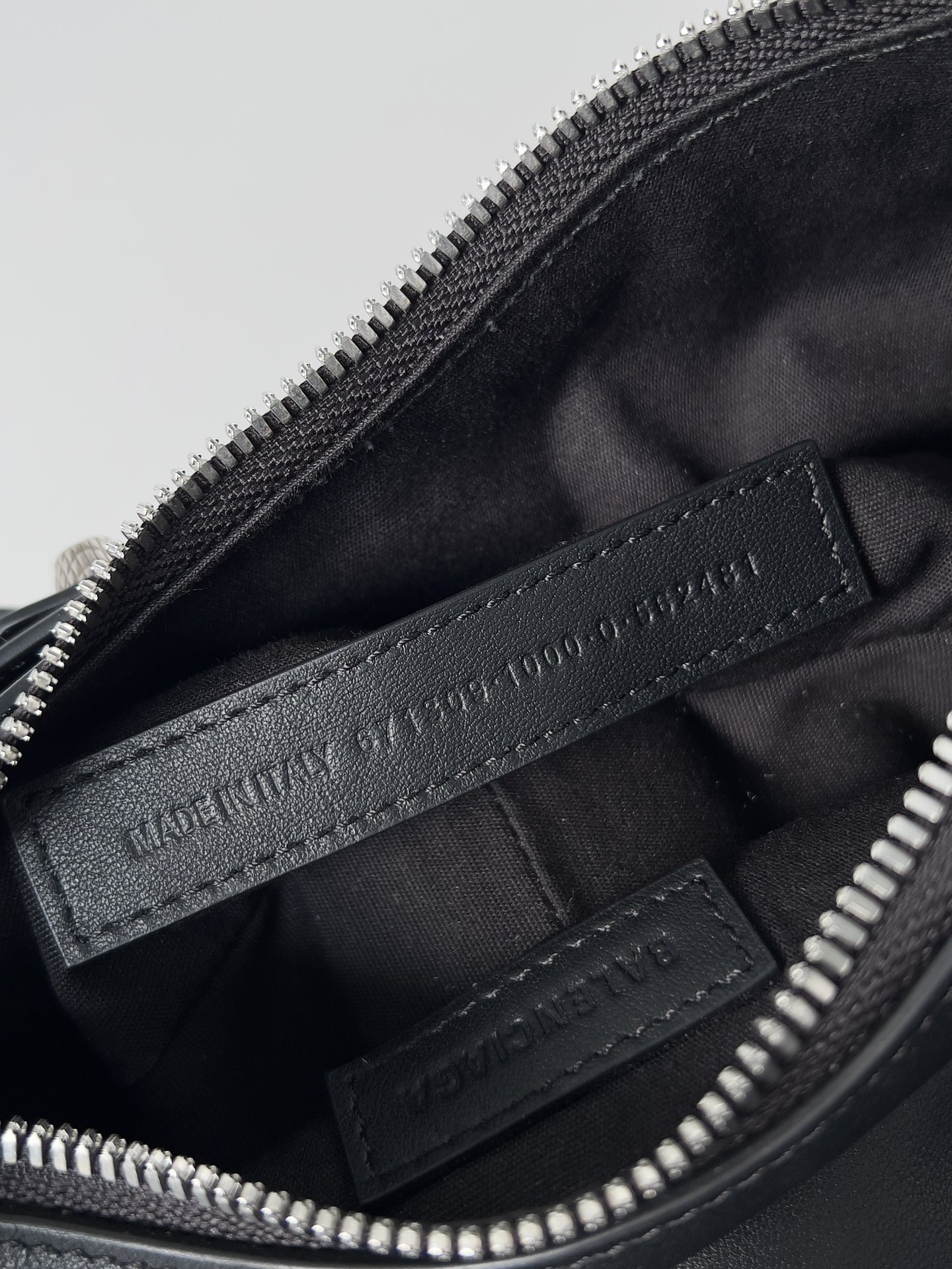 複刻BALENCIAGA巴黎世家 Le Cagole黑色光滑牛皮革搭扣加小號肩揹包