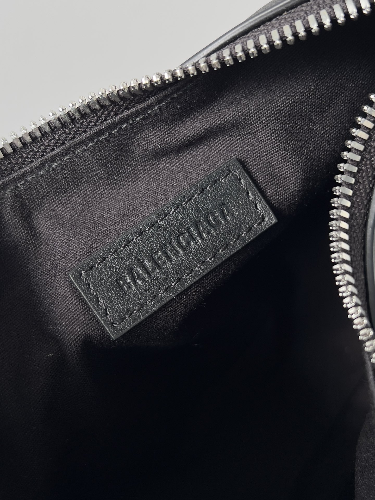 複刻BALENCIAGA巴黎世家 Le Cagole黑色光滑牛皮革搭扣加小號肩揹包