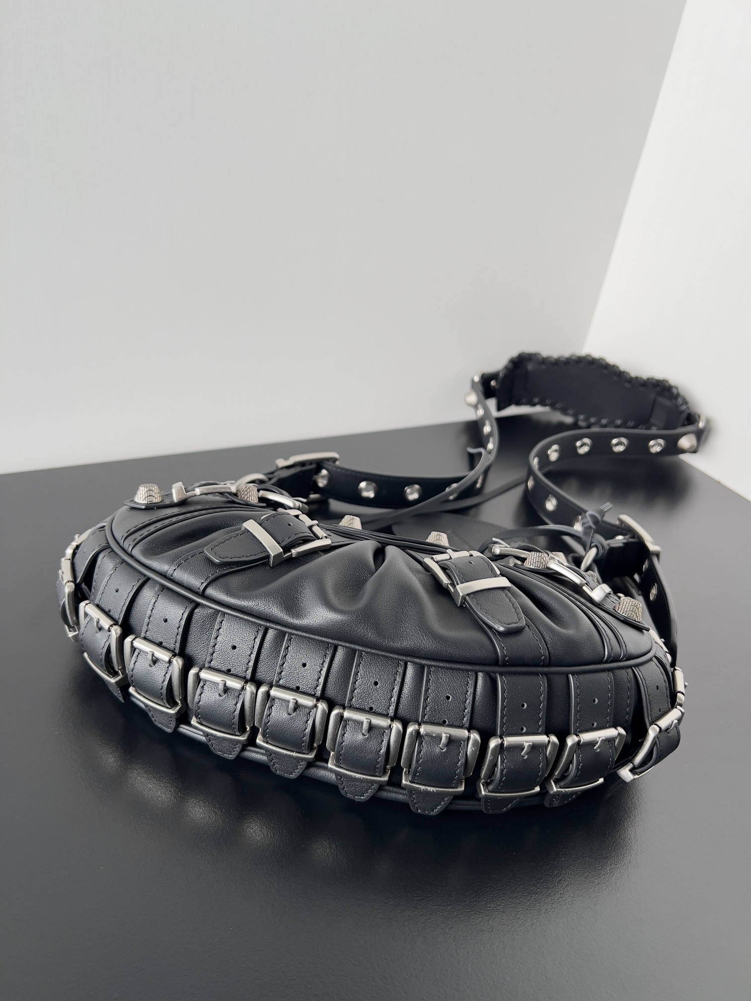 複刻BALENCIAGA巴黎世家 Le Cagole黑色光滑牛皮革搭扣加小號肩揹包