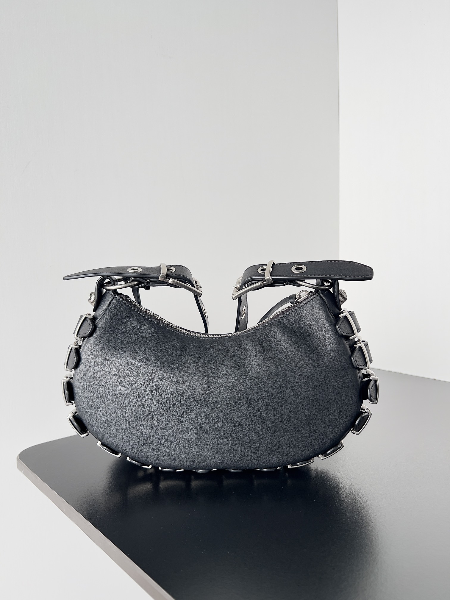 複刻BALENCIAGA巴黎世家 Le Cagole黑色光滑牛皮革搭扣加小號肩揹包