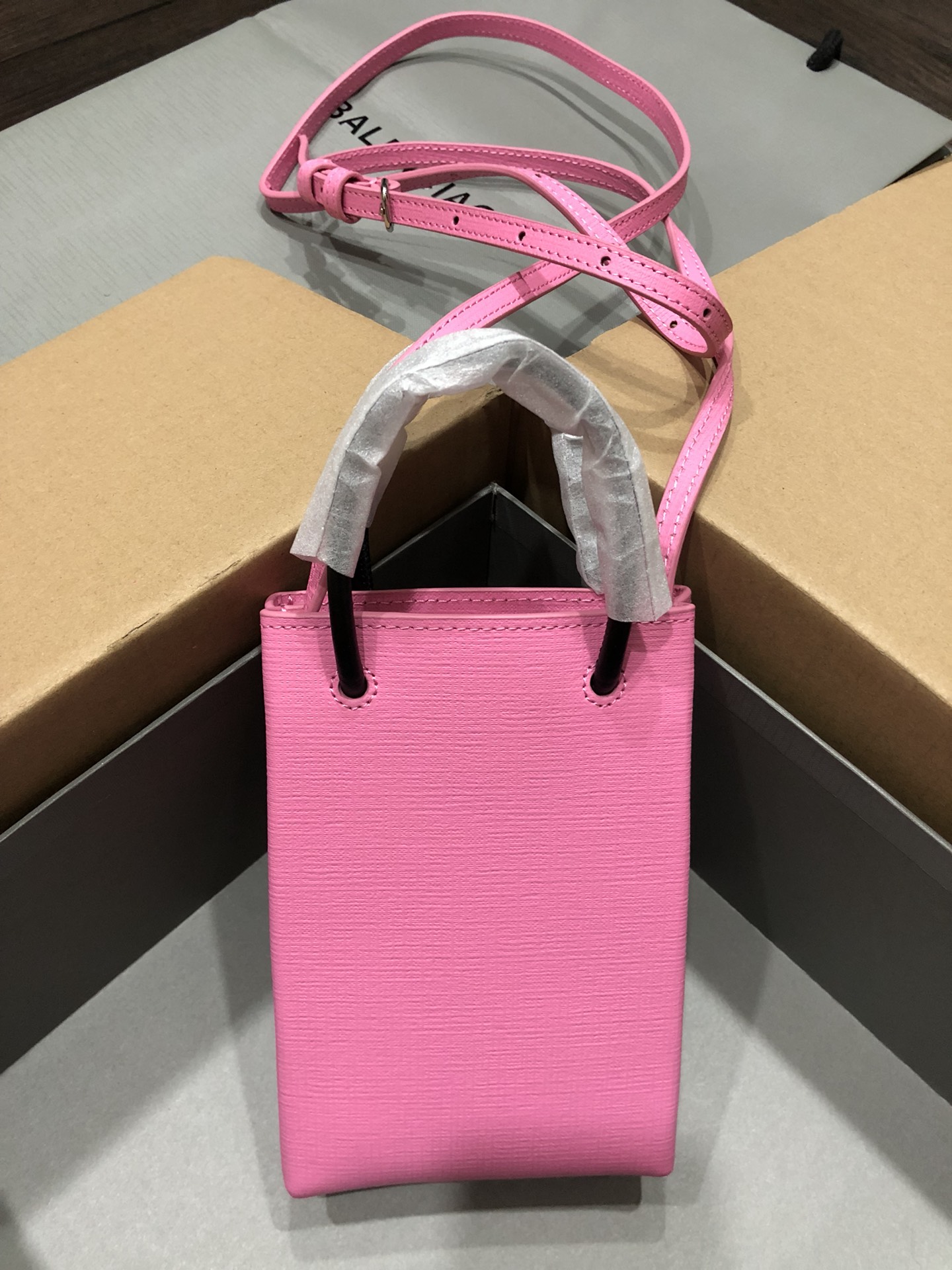 一比一複刻BALENCIAGA巴黎世家 Shopping 方格牛皮革手機包 粉紅