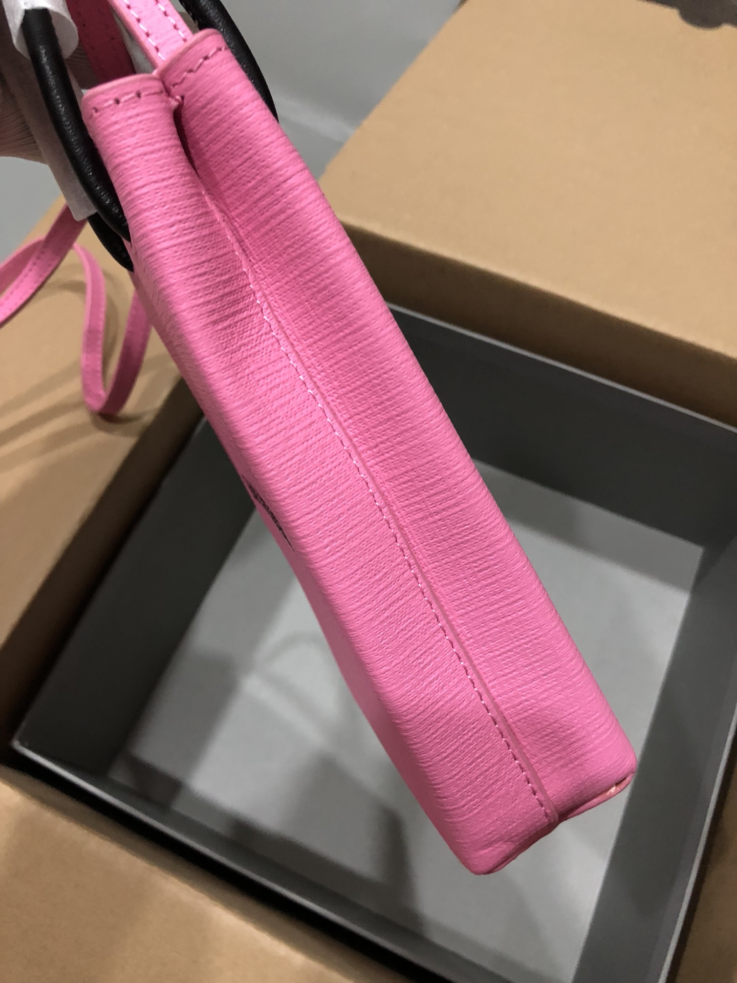 一比一複刻BALENCIAGA巴黎世家 Shopping 方格牛皮革手機包 粉紅