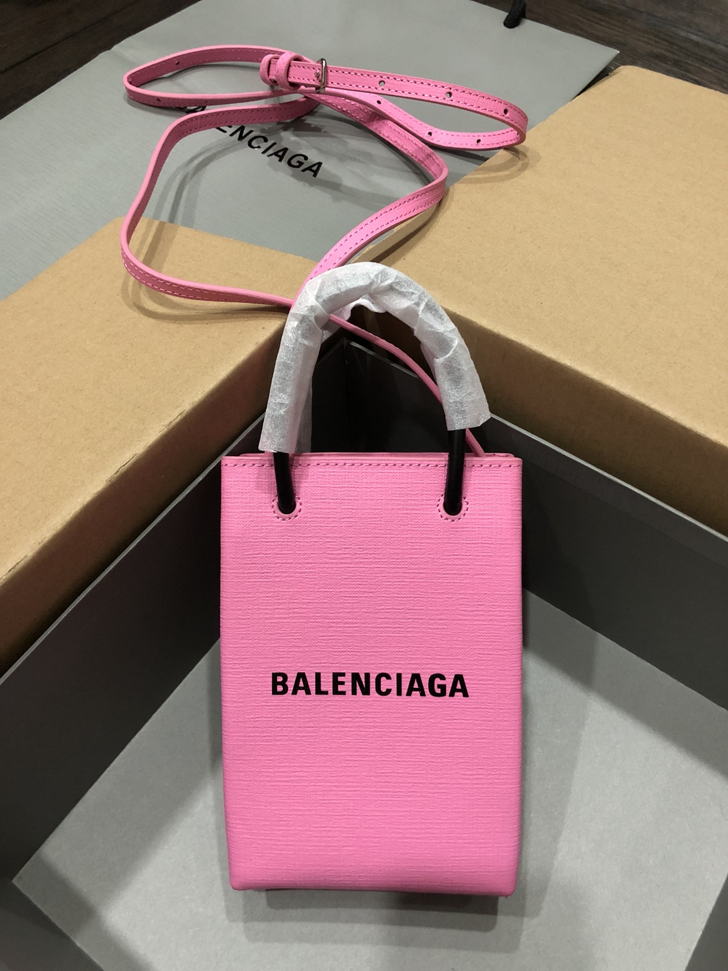 一比一複刻BALENCIAGA巴黎世家 Shopping 方格牛皮革手機包 粉紅