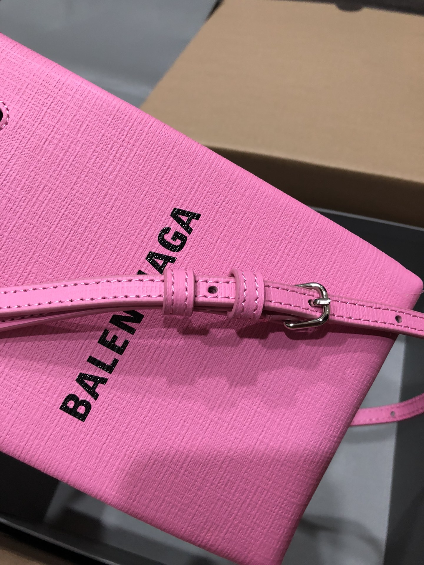 一比一複刻BALENCIAGA巴黎世家 Shopping 方格牛皮革手機包 粉紅