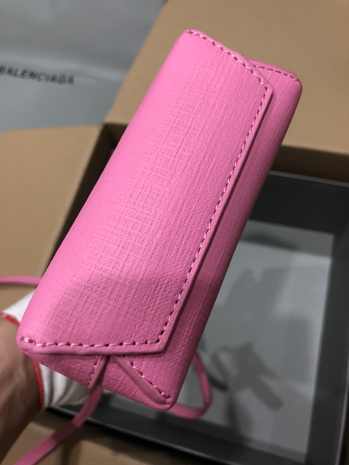 一比一複刻BALENCIAGA巴黎世家 Shopping 方格牛皮革手機包 粉紅