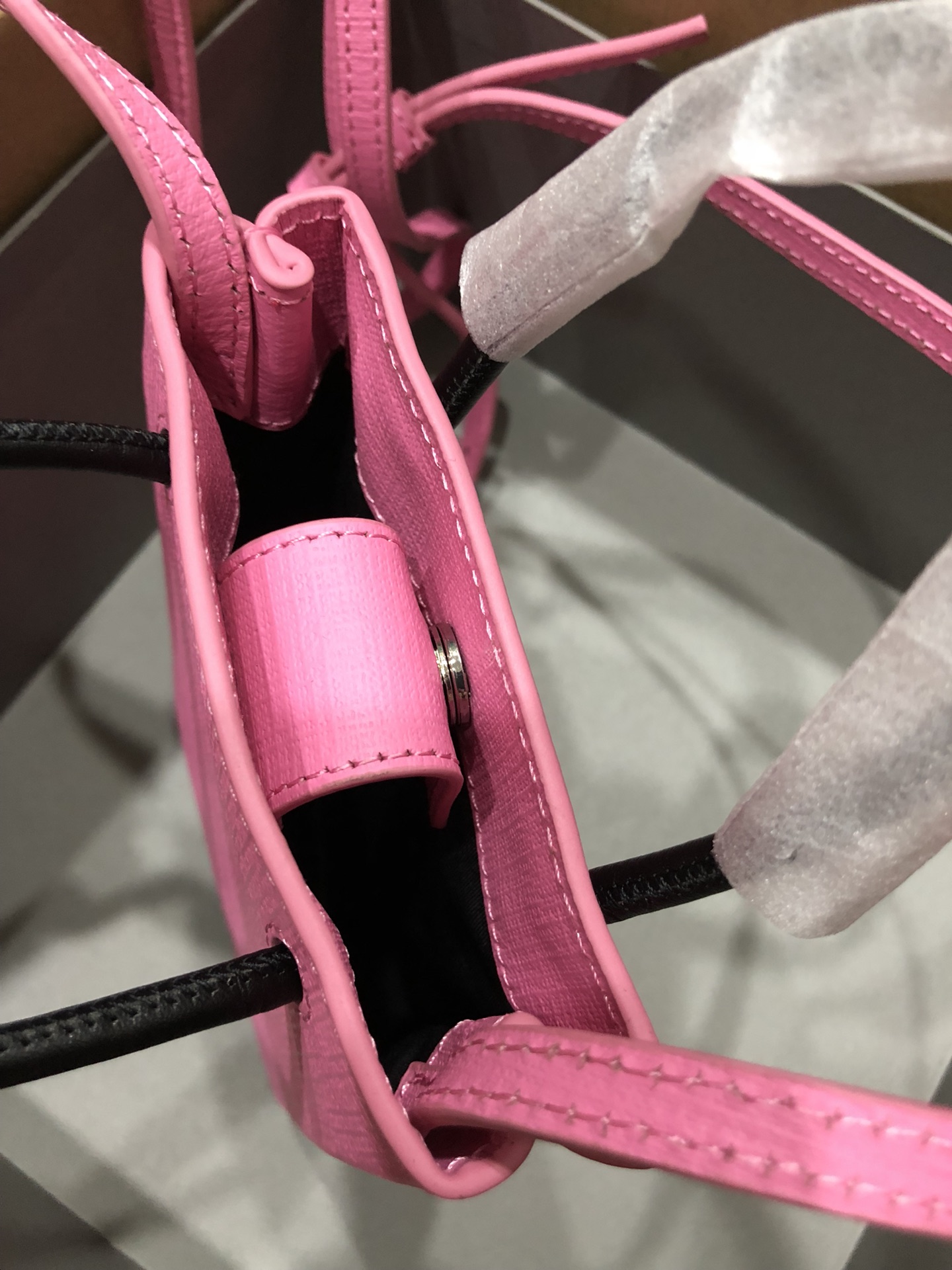 一比一複刻BALENCIAGA巴黎世家 Shopping 方格牛皮革手機包 粉紅