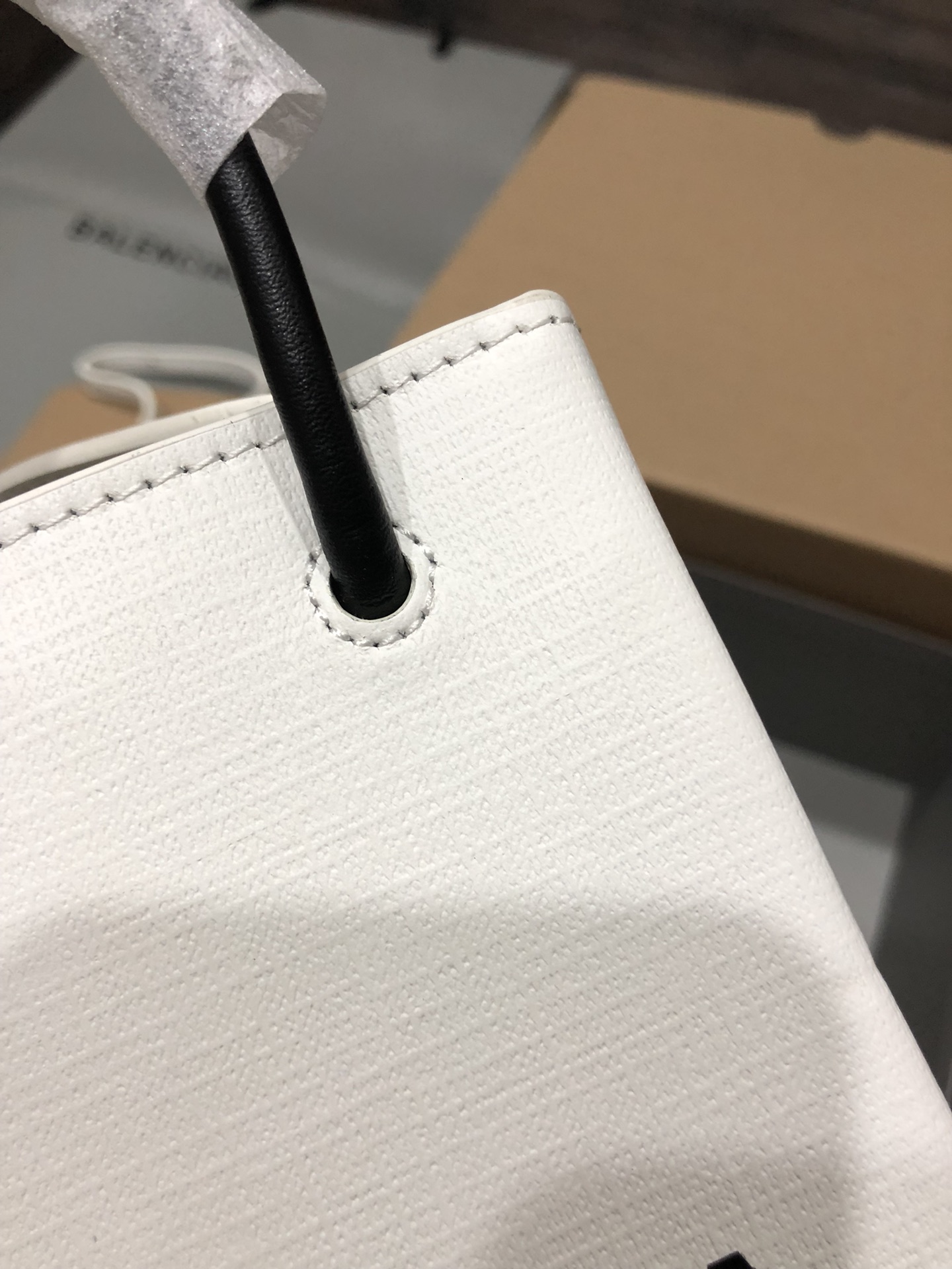 一比一複刻BALENCIAGA巴黎世家 Shopping 方格牛皮革手機包 白色