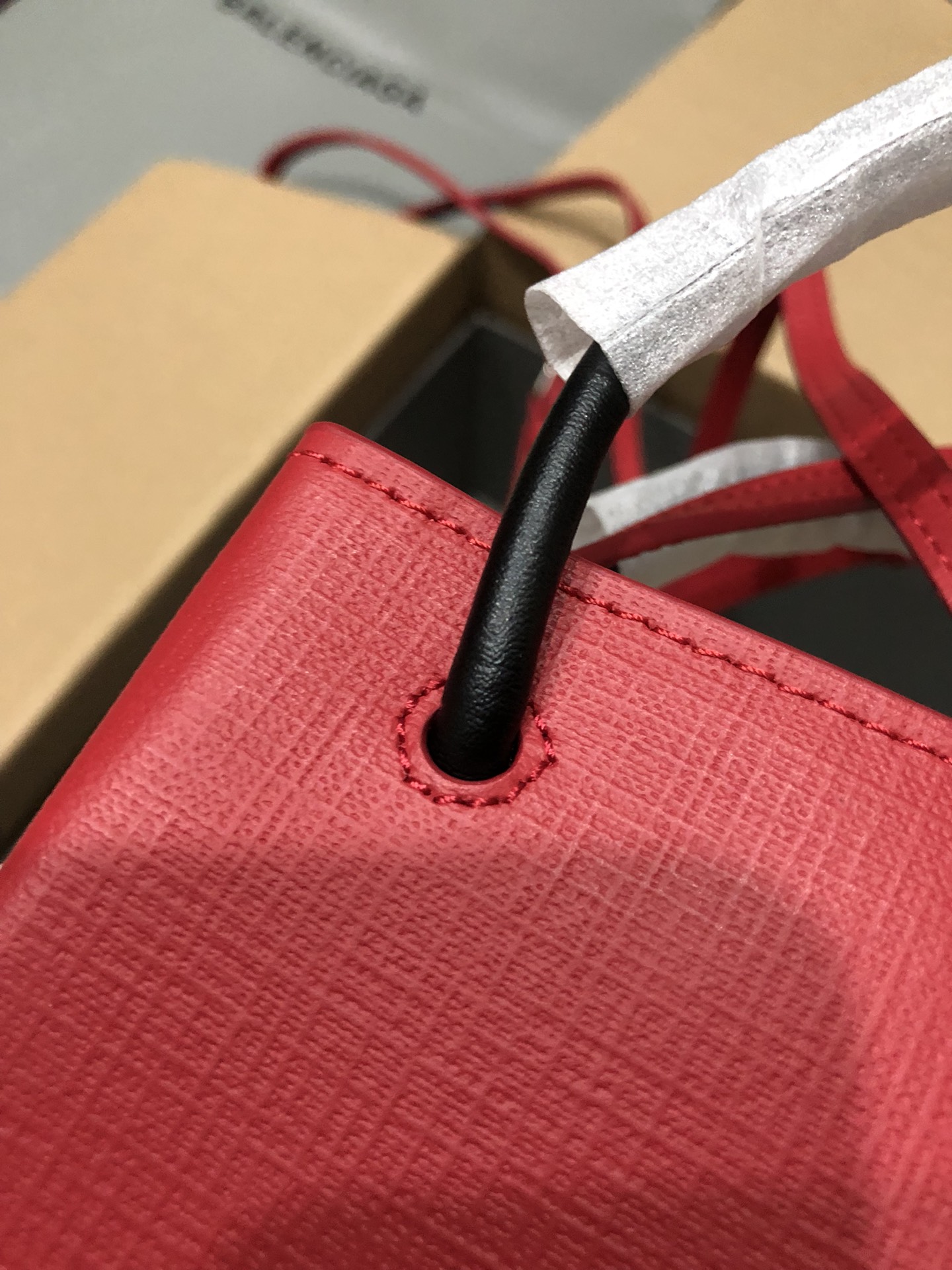 一比一複刻BALENCIAGA巴黎世家 Shopping 方格牛皮革手機包 紅色