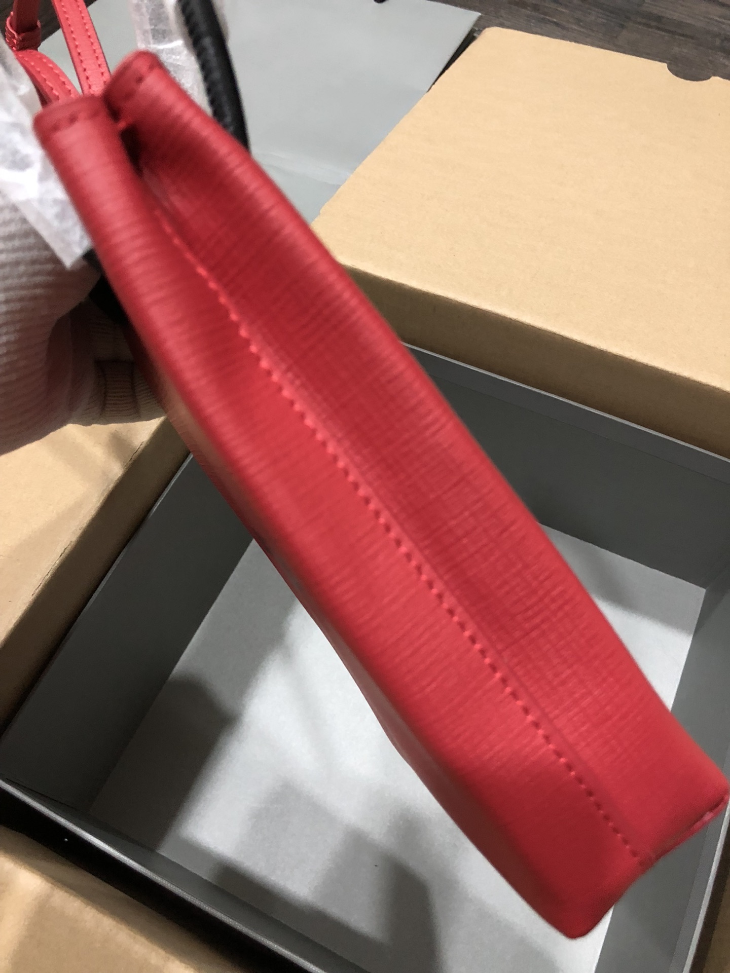 一比一複刻BALENCIAGA巴黎世家 Shopping 方格牛皮革手機包 紅色